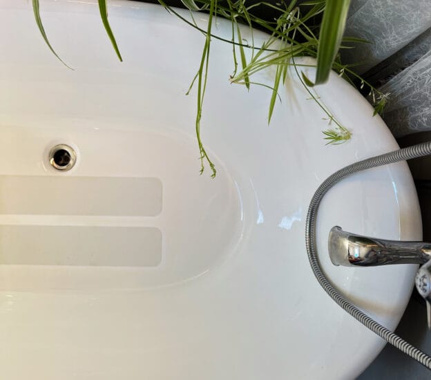 Transparent halkskyddsmarkering i vitt badkar