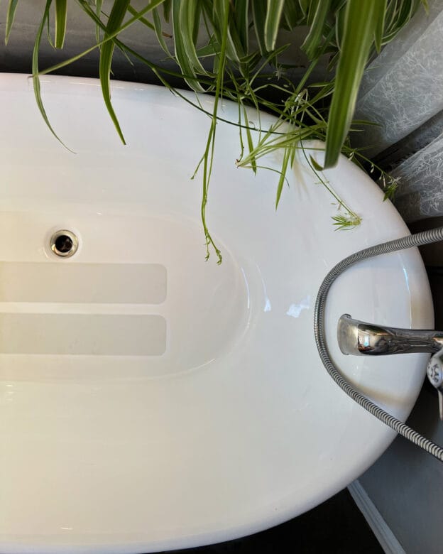 Bathtub strip MARA - transparent anti-slip for bathtubs.