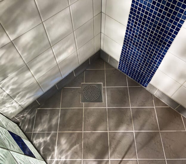 Transparent halkskydd i dusch