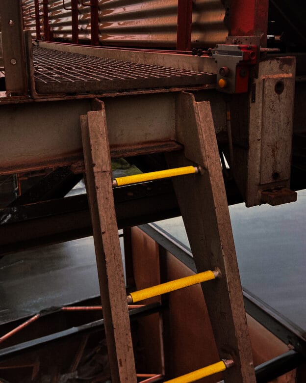 Step profile LR-400 – Anti slip stair nosings in fiberglass – Anti-slip surface