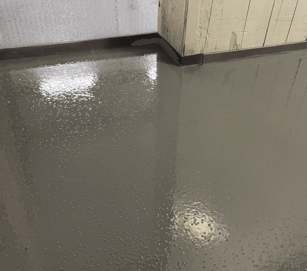 Grått epoxigolv med halkskydd