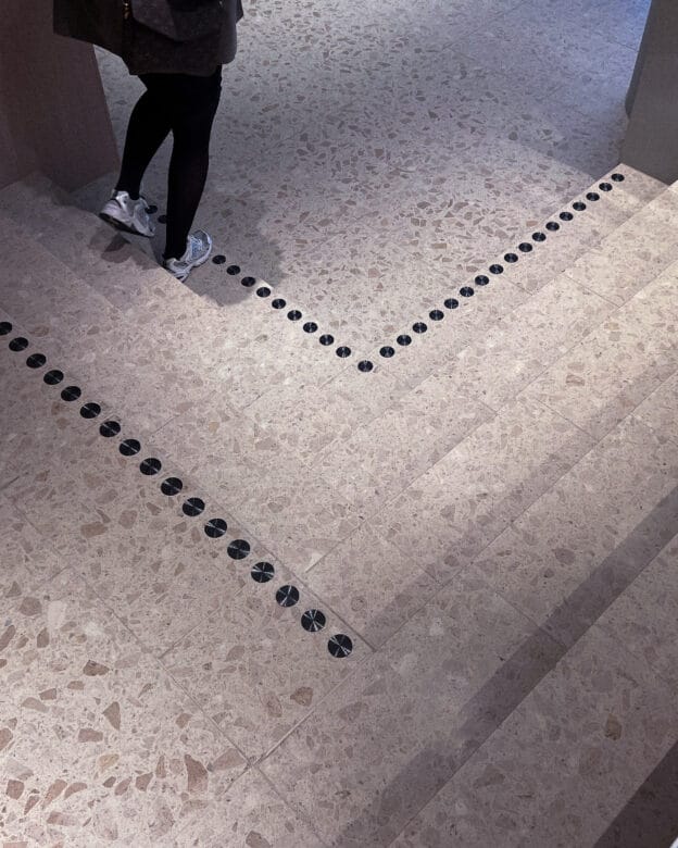 Contrast Marking SVARTBÄCKEN – Black PVD – Ribbed, 50 mm