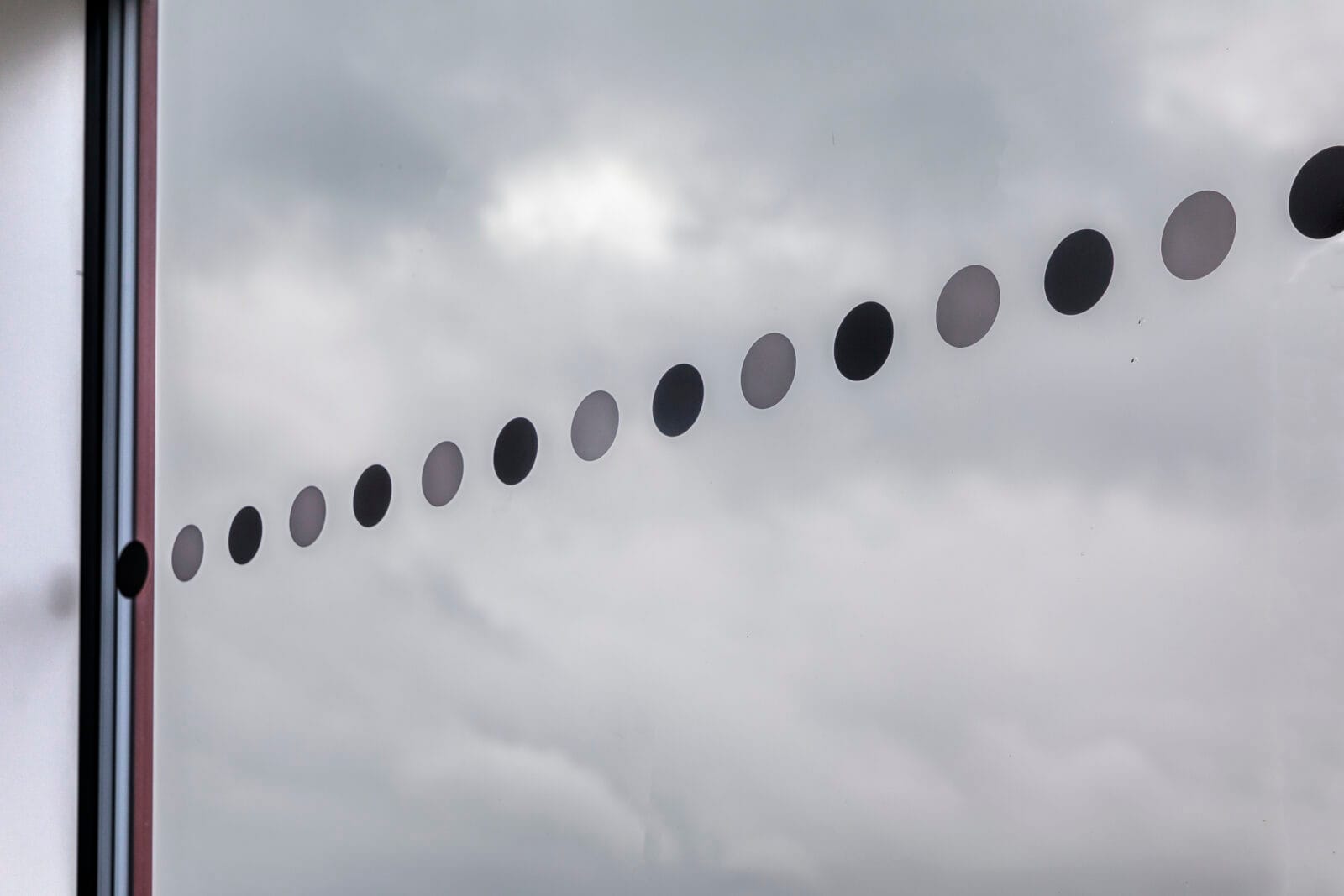 Svart och vita kontrastprickar på glasvägg