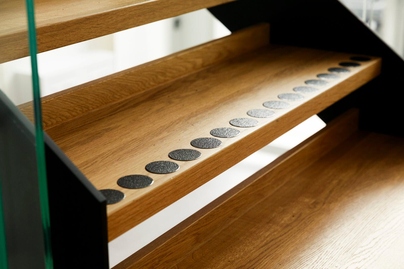 Svarta kontrastmarkeringar på trappa i trä