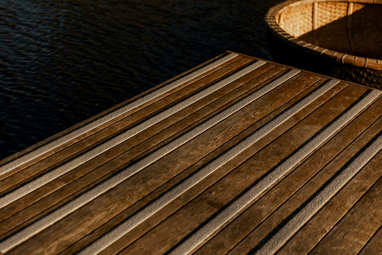 Brygga med gråa halkskyddslister