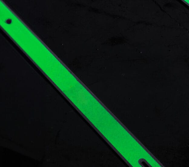 Efterlysande list med skruvhål