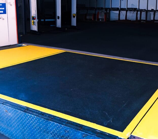 Halksäker lastbrygga med gul kontrastmarkering