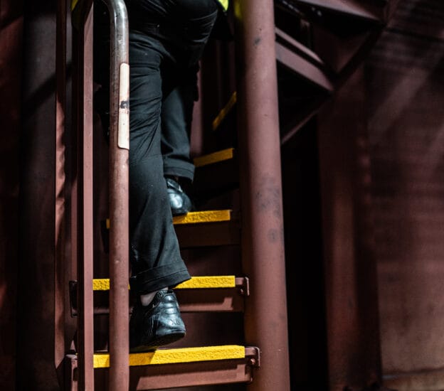 Industriarbetare med skyddsskor