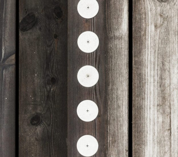 Vita, runda kontrastmarkeringar installerade på en trätrappa