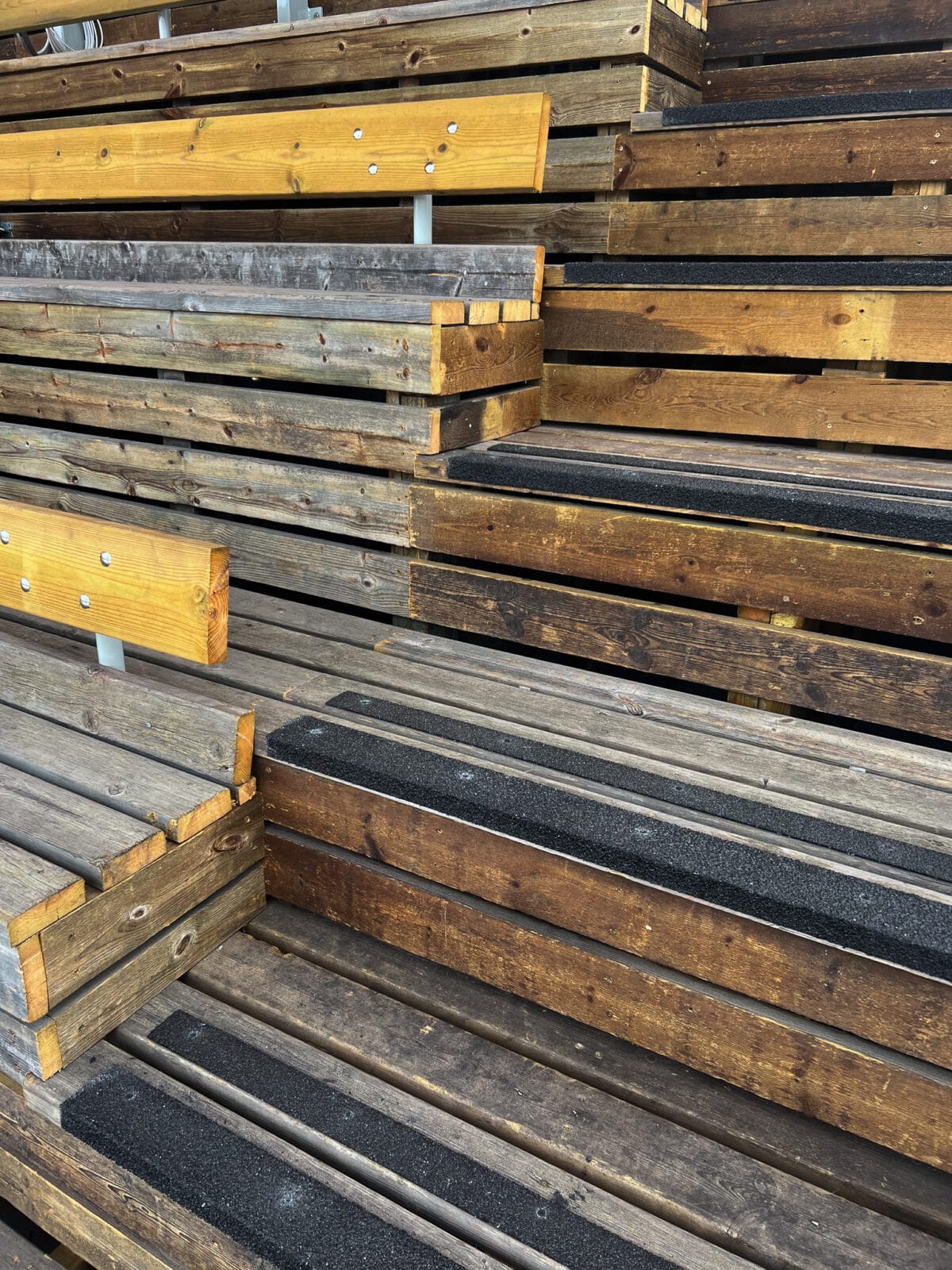 Svarta trappnoslister i glasfiber på trappa i trä utomhus