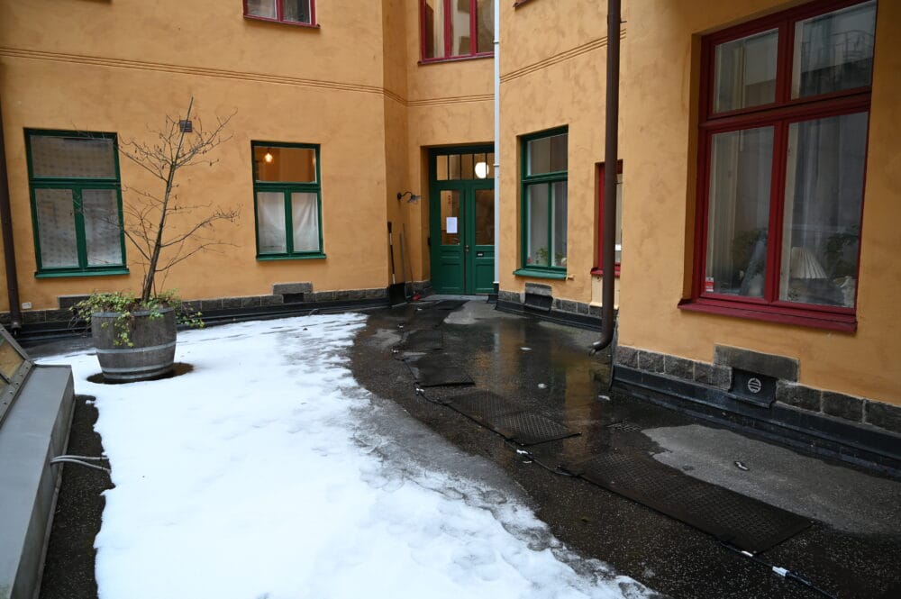 Innergård i Stockholm med värmemattor som smälter bort snön
