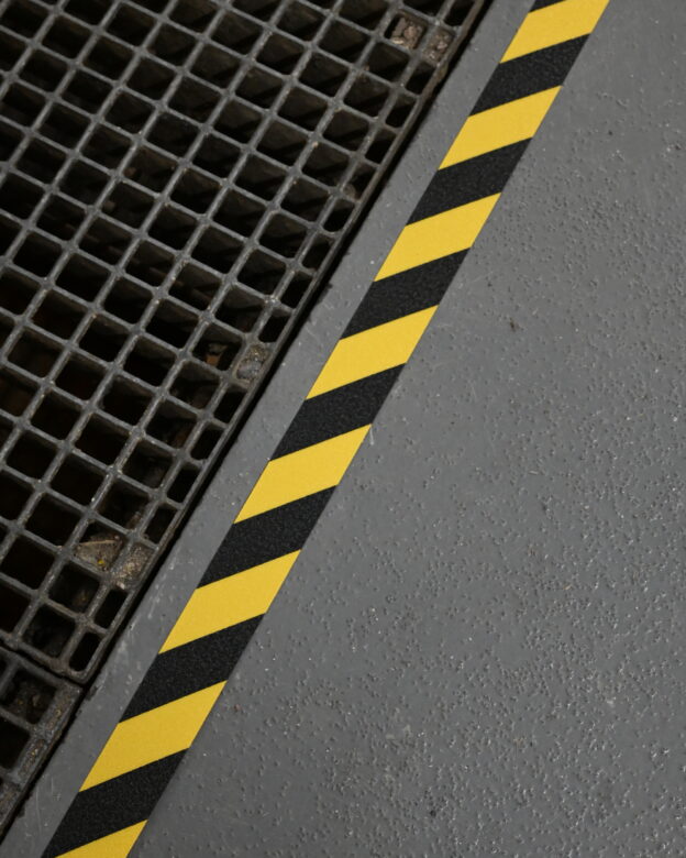 Anti-slip tape WARNING - 18m, 50mm - Black and yellow