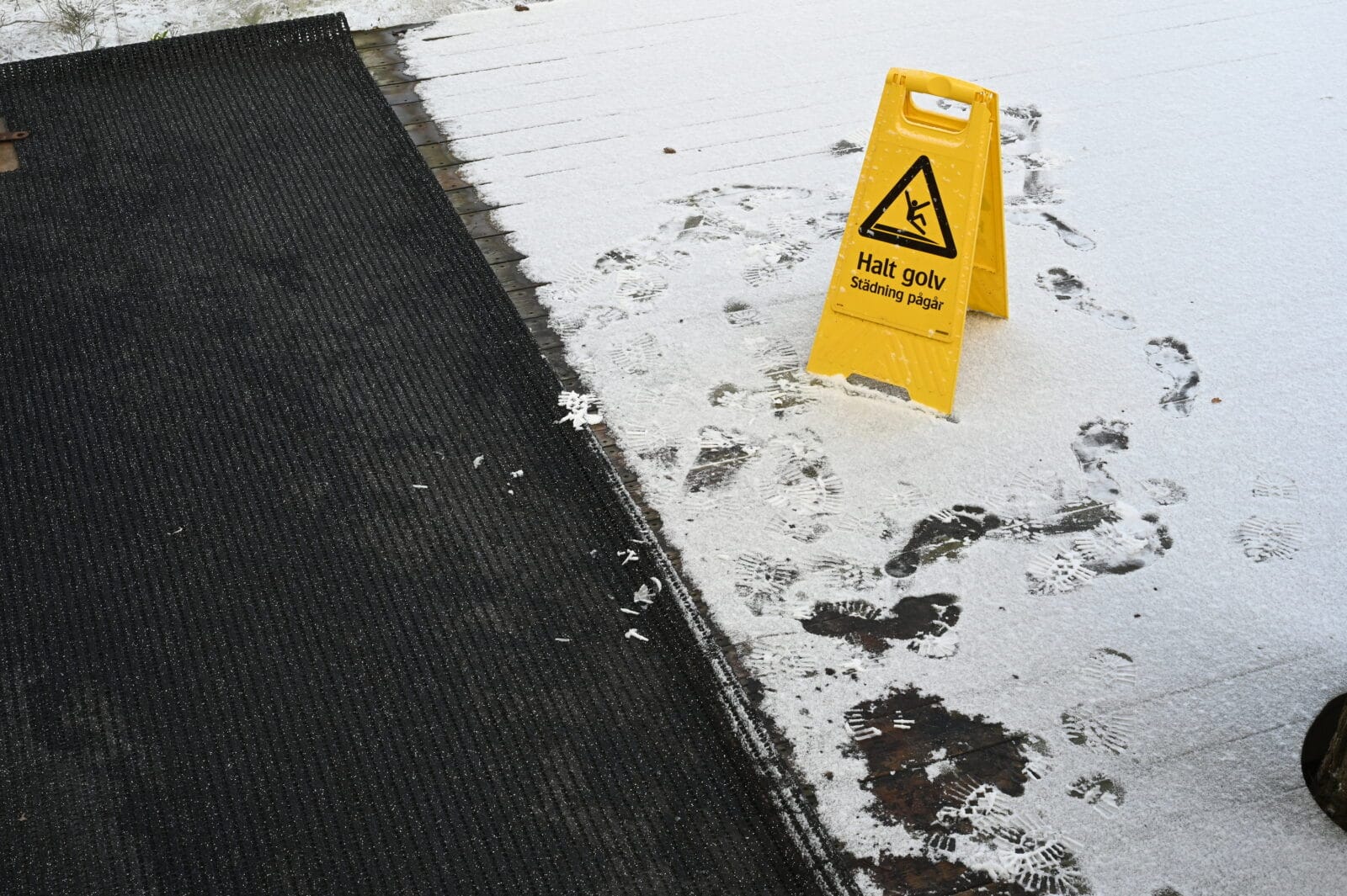 Heated 
snow melting
mats.