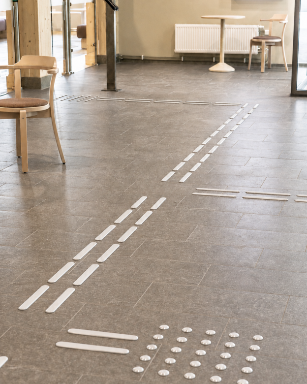 Guidance Path VITBÄCKEN – White Stainless Steel – Tactile Guidance Bars and Attention Studs